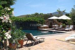 Denize Yürüme Mesafesinde Havuzlu Geniş Villa