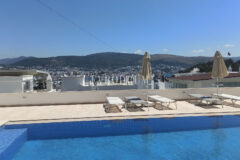 Merkezi lokasyonda, deniz manzaralı ikiz şehir evi