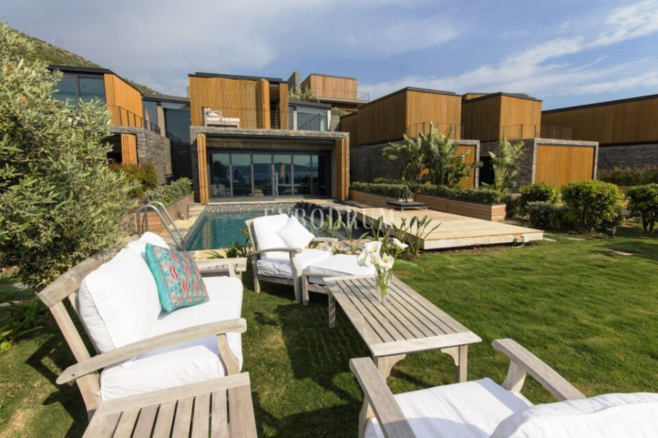Denize sıfır özel havuzlu villa