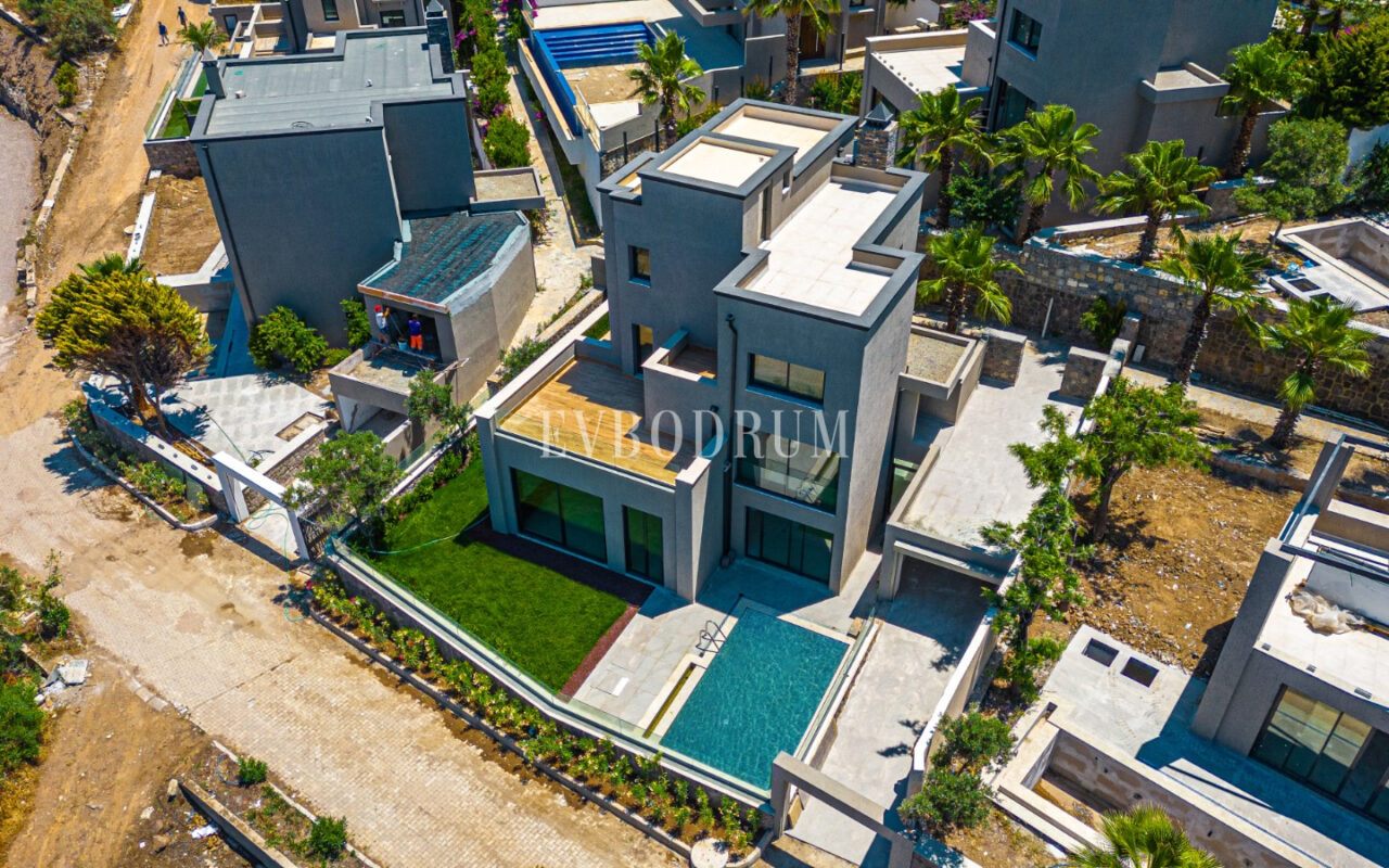 Ön sırada, havuzlu ve plaja erişimli yeni villa