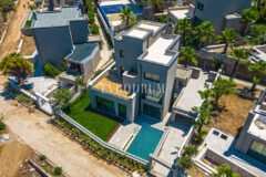 Ön sırada, havuzlu ve plaja erişimli yeni villa