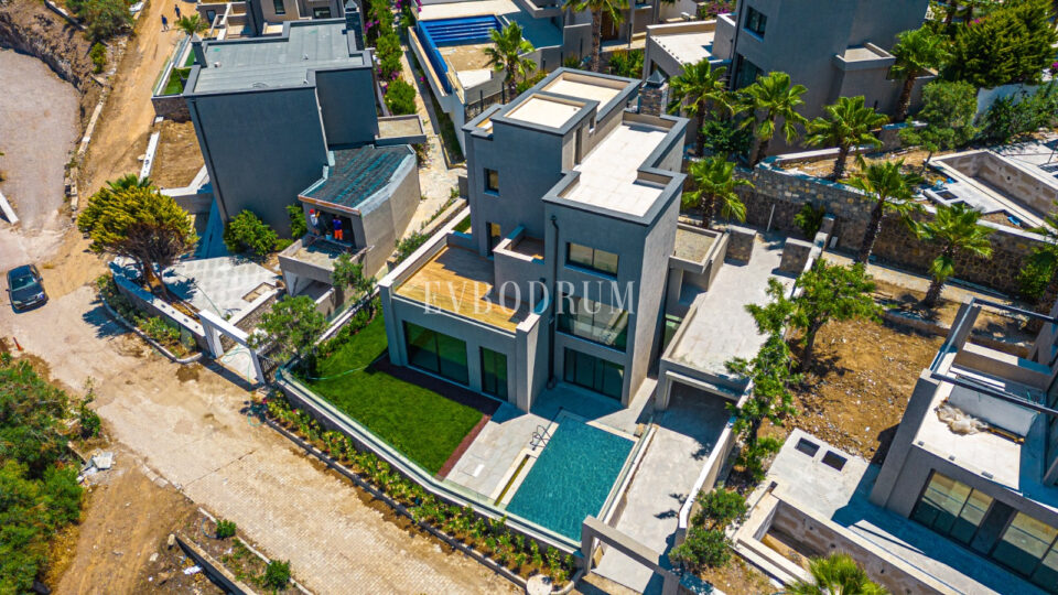 Ön sırada, havuzlu ve plaja erişimli yeni villa – Görsel 17