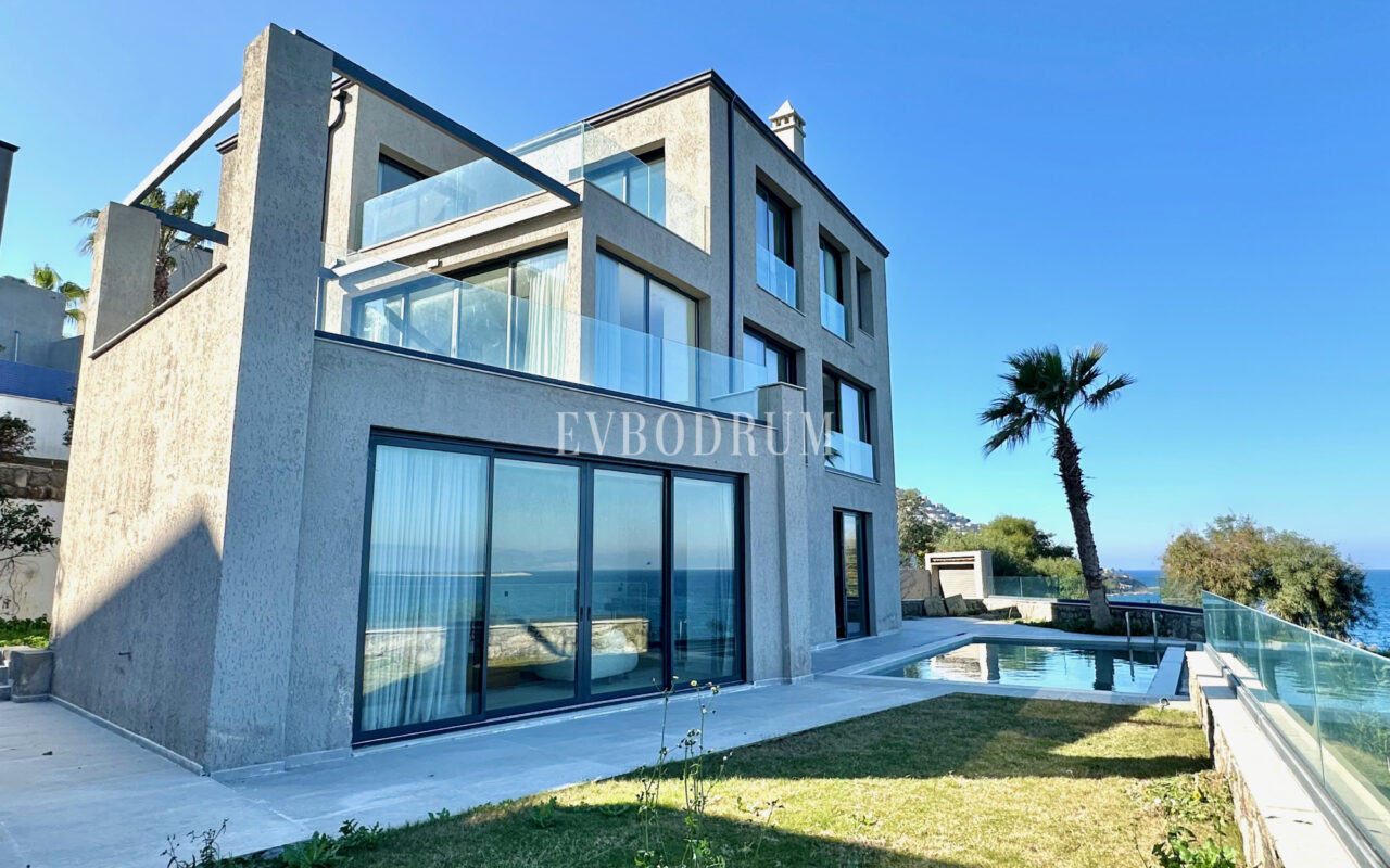 Ön sırada, havuzlu ve plaja erişimli yeni villa