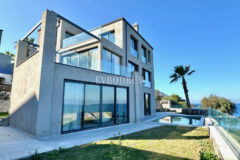 Ön sırada, havuzlu ve plaja erişimli yeni villa