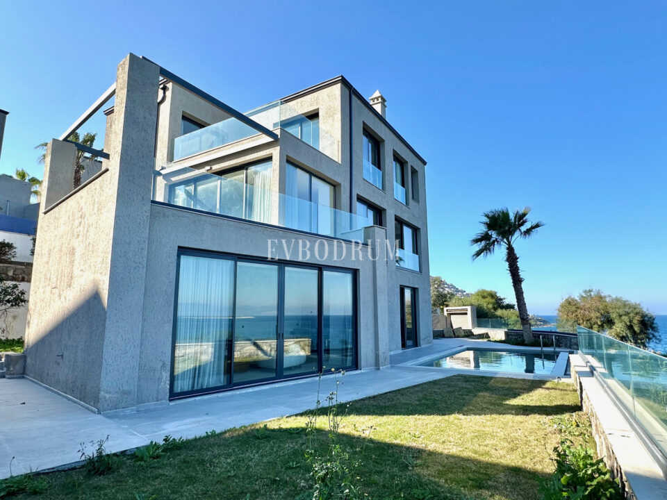 Ön sırada, havuzlu ve plaja erişimli yeni villa – Görsel 18