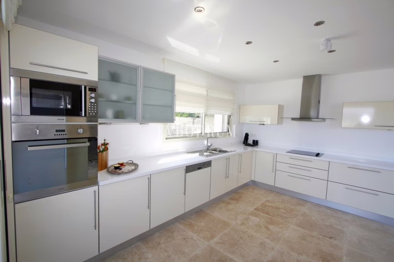 Moderne grosszügige Villa mit Privatpool und Meerblick – Foto 18
