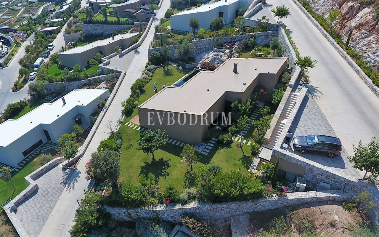 Özel Havuzlu ve Bahçeli Denize Sıfır Villa