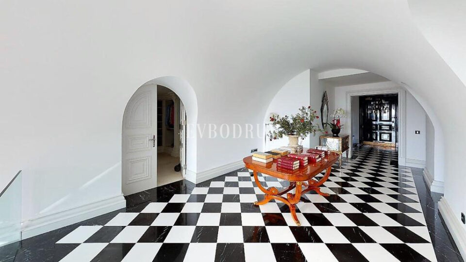 Zarif ve özel, havuzlu, manzaralı şehir evi – Görsel 24