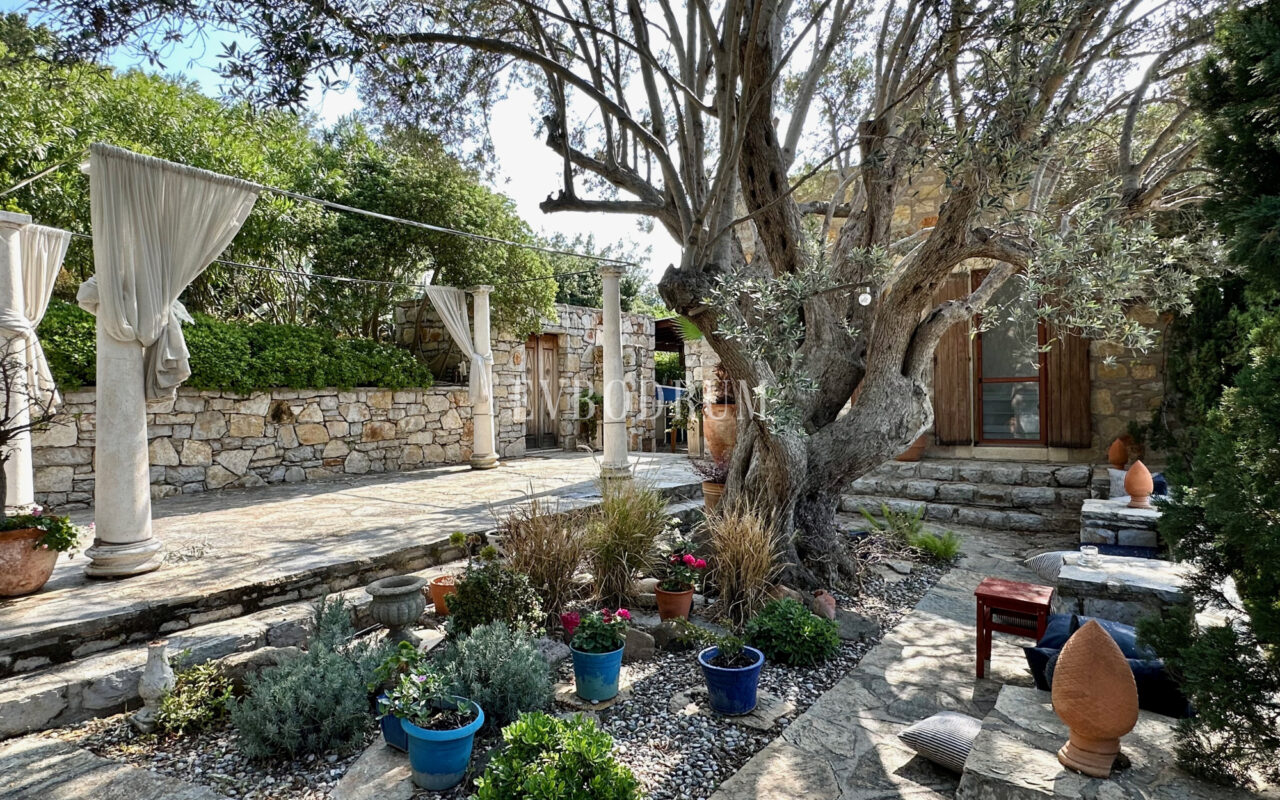 Yalıkavak’ta havuzlu ve misafirhaneli otantik taş villa