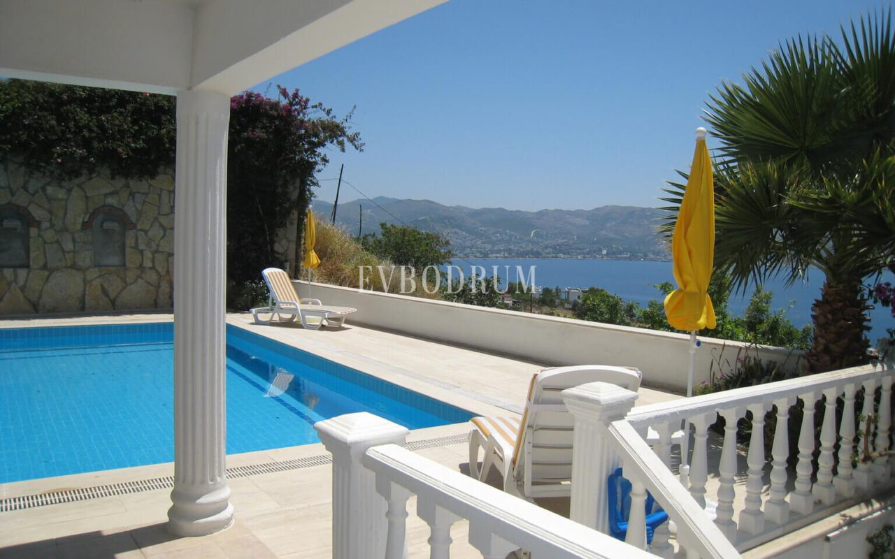 Yalikavak Küdür, önü kapanmaz deniz manzaralı 3 katlı villa