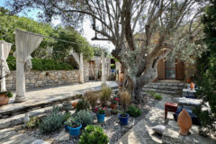 Yalıkavak’ta havuzlu ve misafirhaneli otantik taş villa