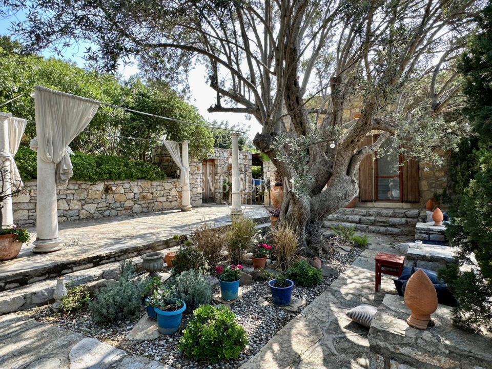 Yalıkavak’ta havuzlu ve misafirhaneli otantik taş villa – Görsel 4