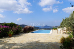 Havuzlu ve Panoramik Deniz Manzaralı Şık Ev