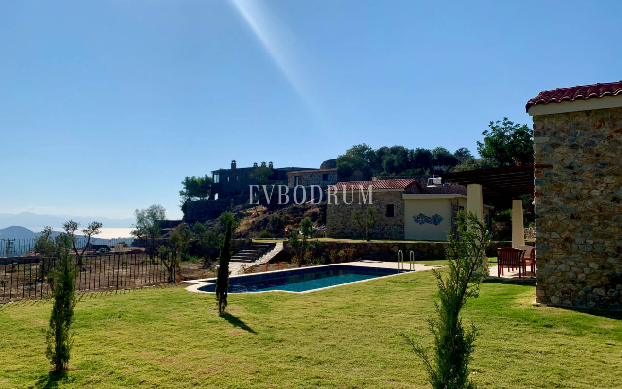 Gümüşlük'te bahçe içinde, havuzlu villa