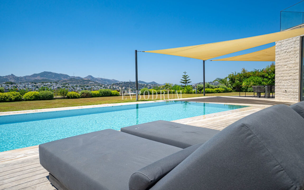 Plajlı sitede, özel havuzlu villa