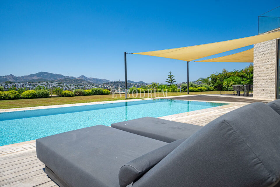 Plajlı sitede, özel havuzlu villa