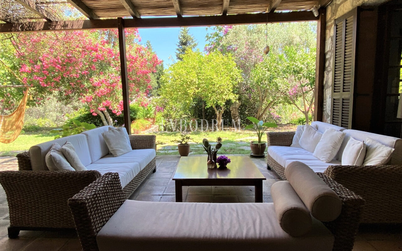 Geniş Bahçeli ve Özel Havuzlu Kiralık Taş Ev