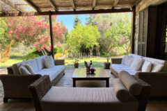 Geniş Bahçeli ve Özel Havuzlu Kiralık Taş Ev