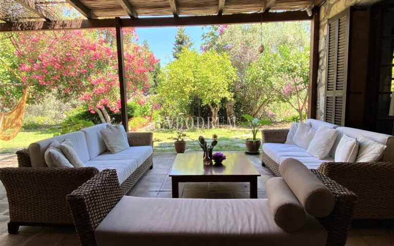 Geniş Bahçeli ve Özel Havuzlu Kiralık Taş Ev – Görsel 8