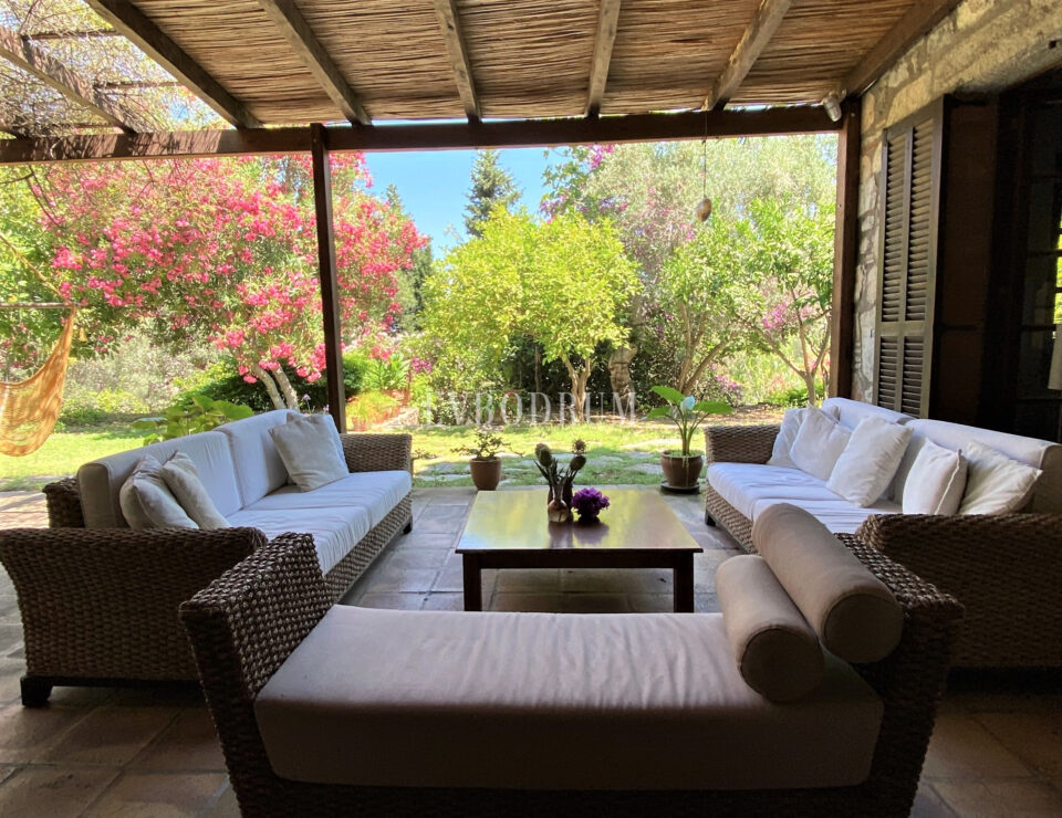 Geniş Bahçeli ve Özel Havuzlu Kiralık Taş Ev