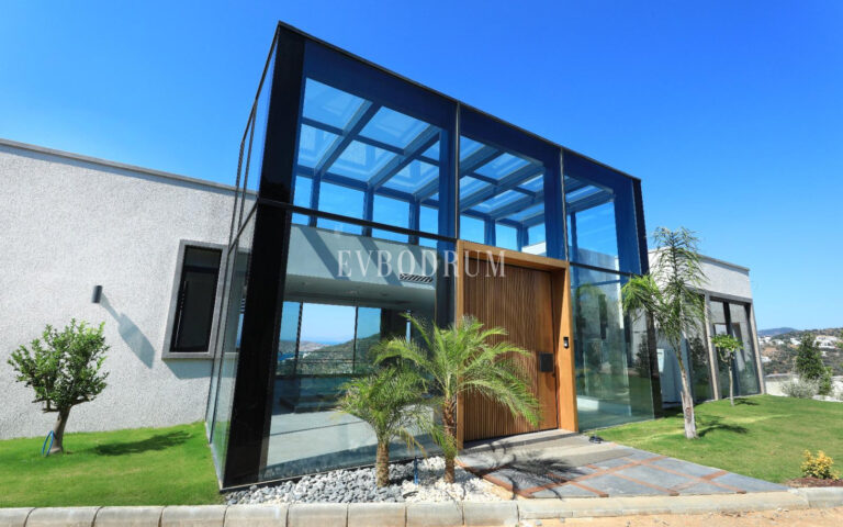 Yeni tamamlanmış, deniz manzaralı, özel havuzlu ve bahçeli villa – . Villaya Giris