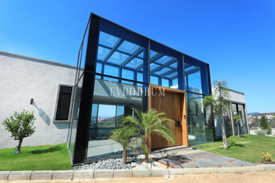 Yeni tamamlanmış, deniz manzaralı, özel havuzlu ve bahçeli villa – . Villaya Giris