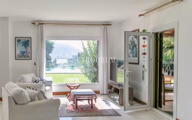 Sezonluk Kiralık: Gündoğan’da Özel Havuzlu Geniş Villa – Living Room