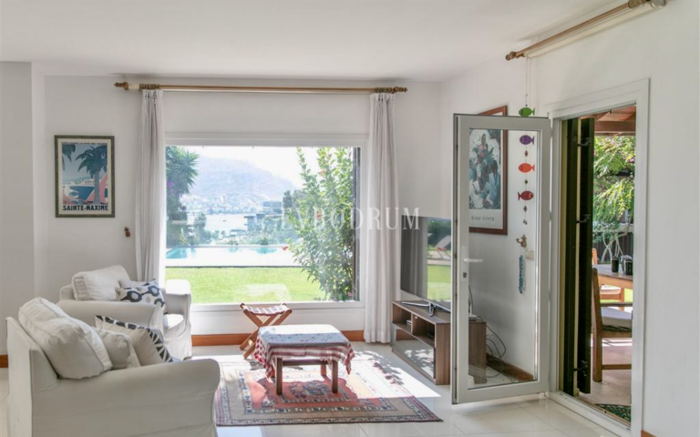 Sezonluk Kiralık: Gündoğan’da Özel Havuzlu Geniş Villa – Living Room