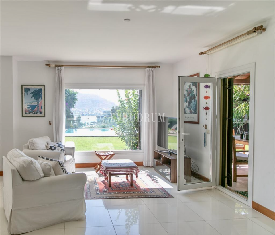 Sezonluk Kiralık: Gündoğan’da Özel Havuzlu Geniş Villa – Living Room