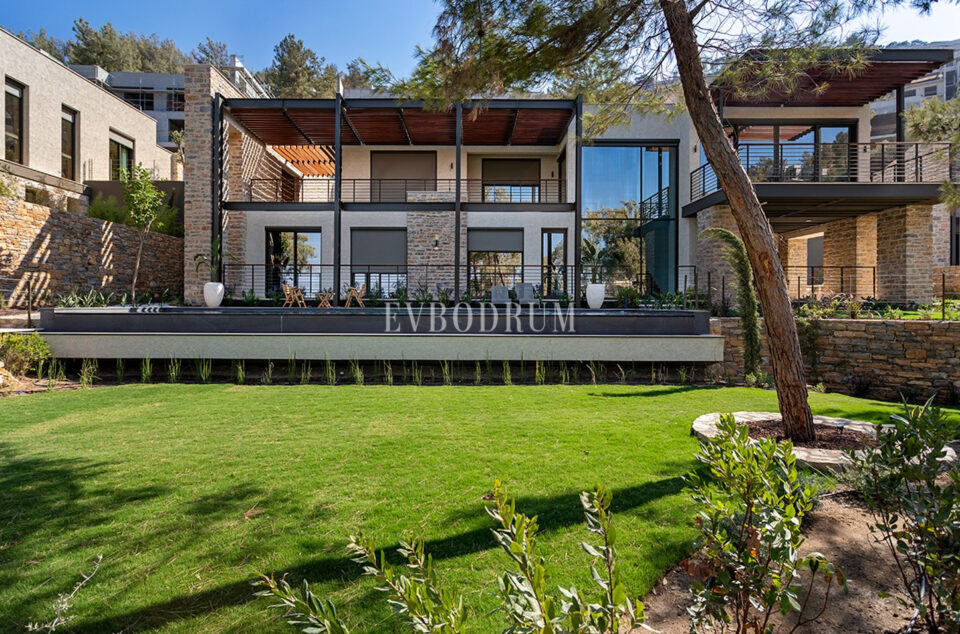 Yeni Proje: Denize Sıfır, Geniş, Havuzlu villa