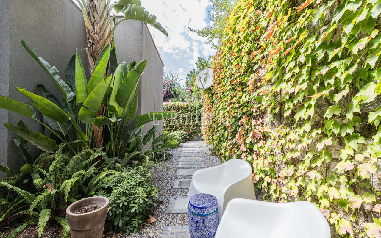 Merkezi lokasyonda zarif, tek katlı, havuzlu villa