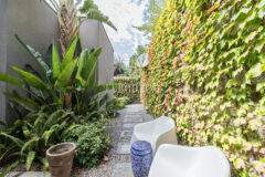 Merkezi lokasyonda zarif, tek katlı, havuzlu villa