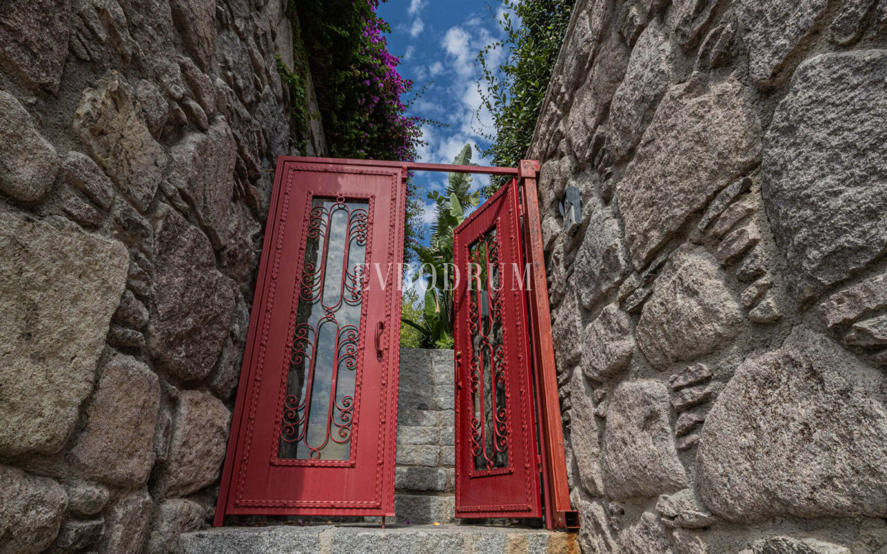 Merkezi lokasyonda zarif, tek katlı, havuzlu villa