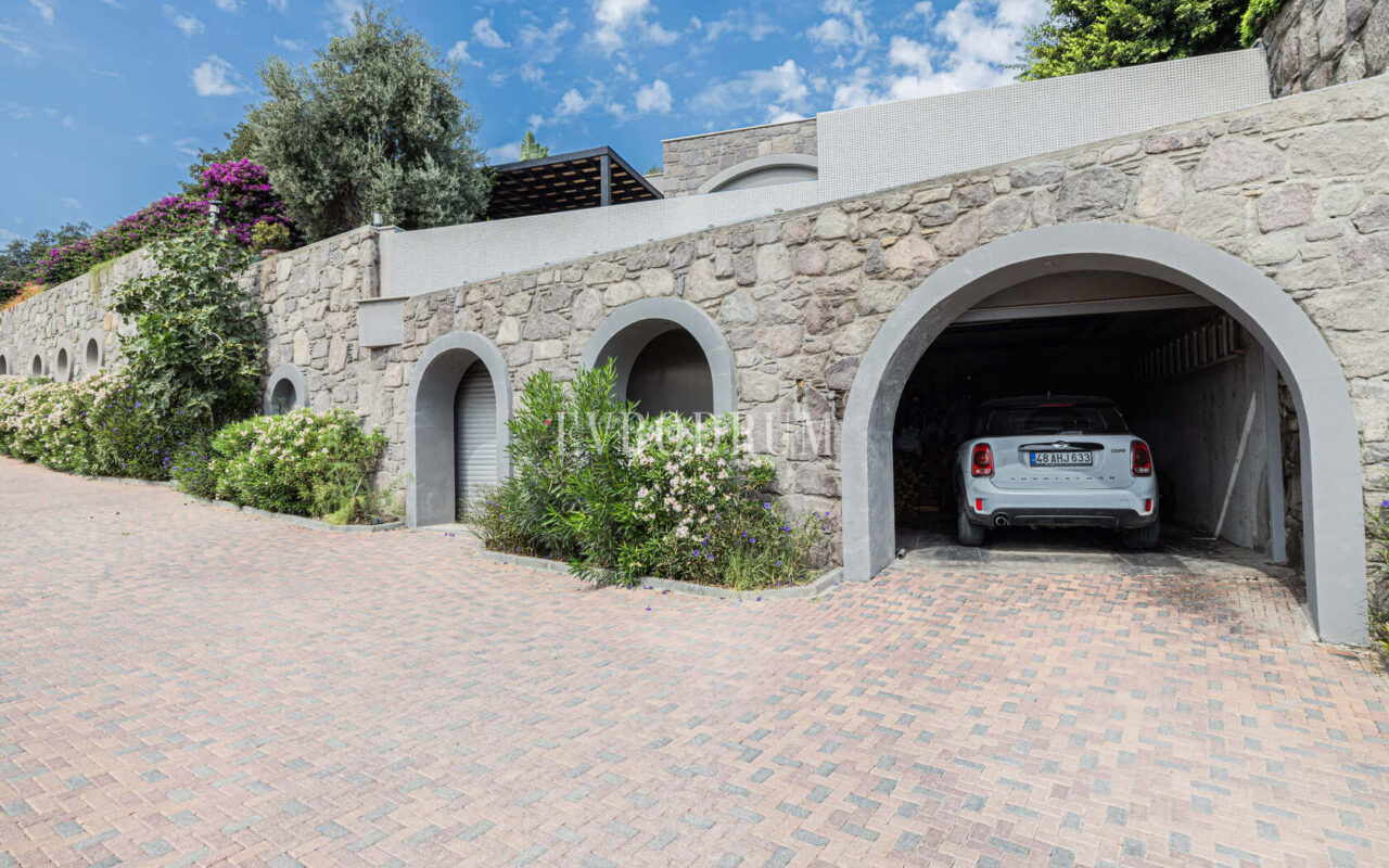 Merkezi lokasyonda zarif, tek katlı, havuzlu villa