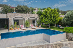 Merkezi lokasyonda zarif, tek katlı, havuzlu villa