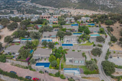 Merkezi lokasyonda zarif, tek katlı, havuzlu villa