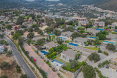 Merkezi lokasyonda zarif, tek katlı, havuzlu villa