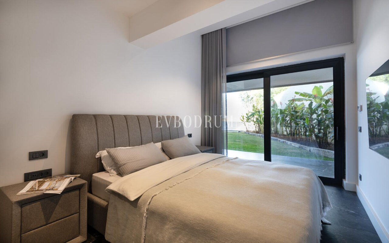 Yalıkavak'ta denize sıfır, özel iskeleli lüks villa