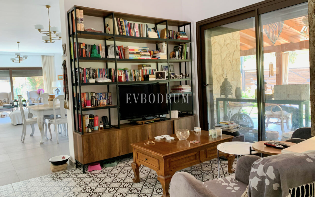 Yalıçiftlik’te tek katlı, bahçeli müstakil ev