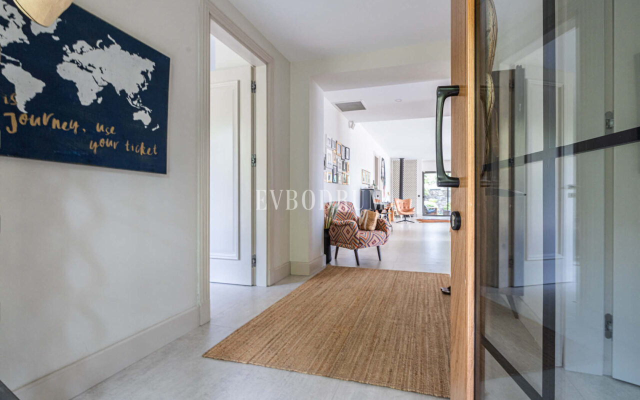 Merkezi lokasyonda zarif, tek katlı, havuzlu villa