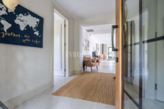 Merkezi lokasyonda zarif, tek katlı, havuzlu villa