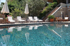 Denize Yürüme Mesafesinde Havuzlu Geniş Villa