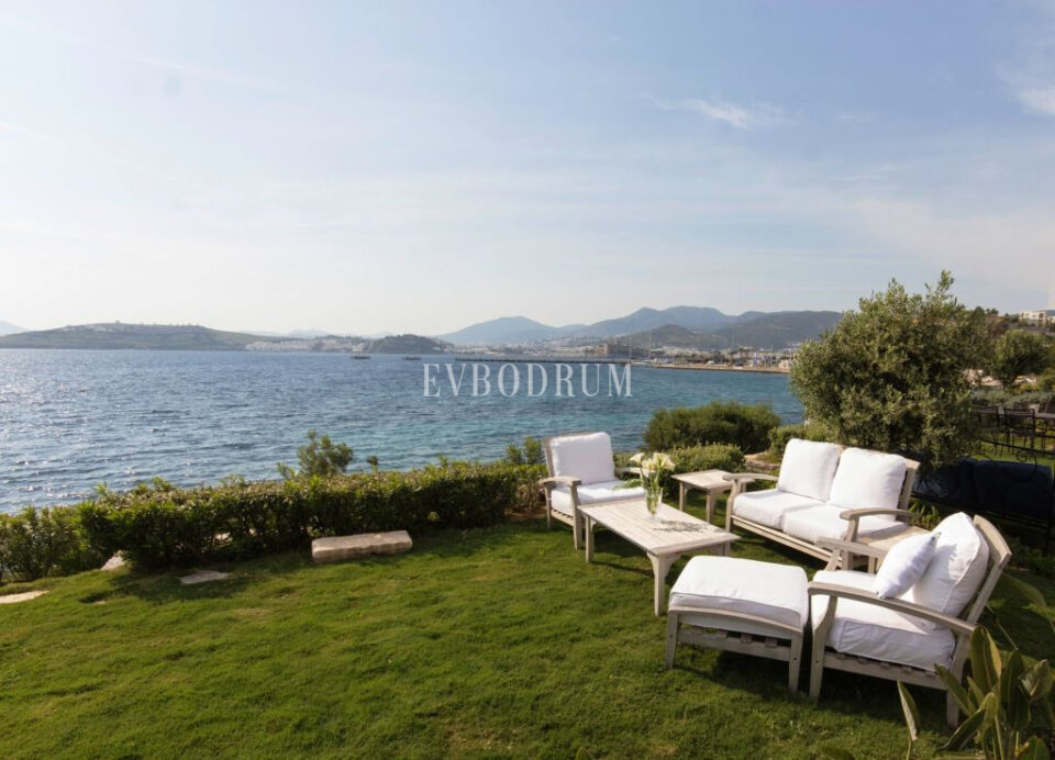 Denize sıfır özel havuzlu villa