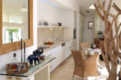 Gümüşlük’te ortak havuzlu mimari tasarımlı ev