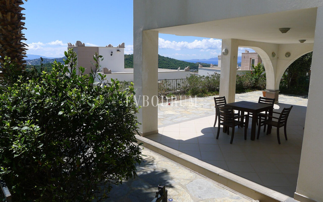 Deniz manzaralı, ortak havuzlu tripleks villa