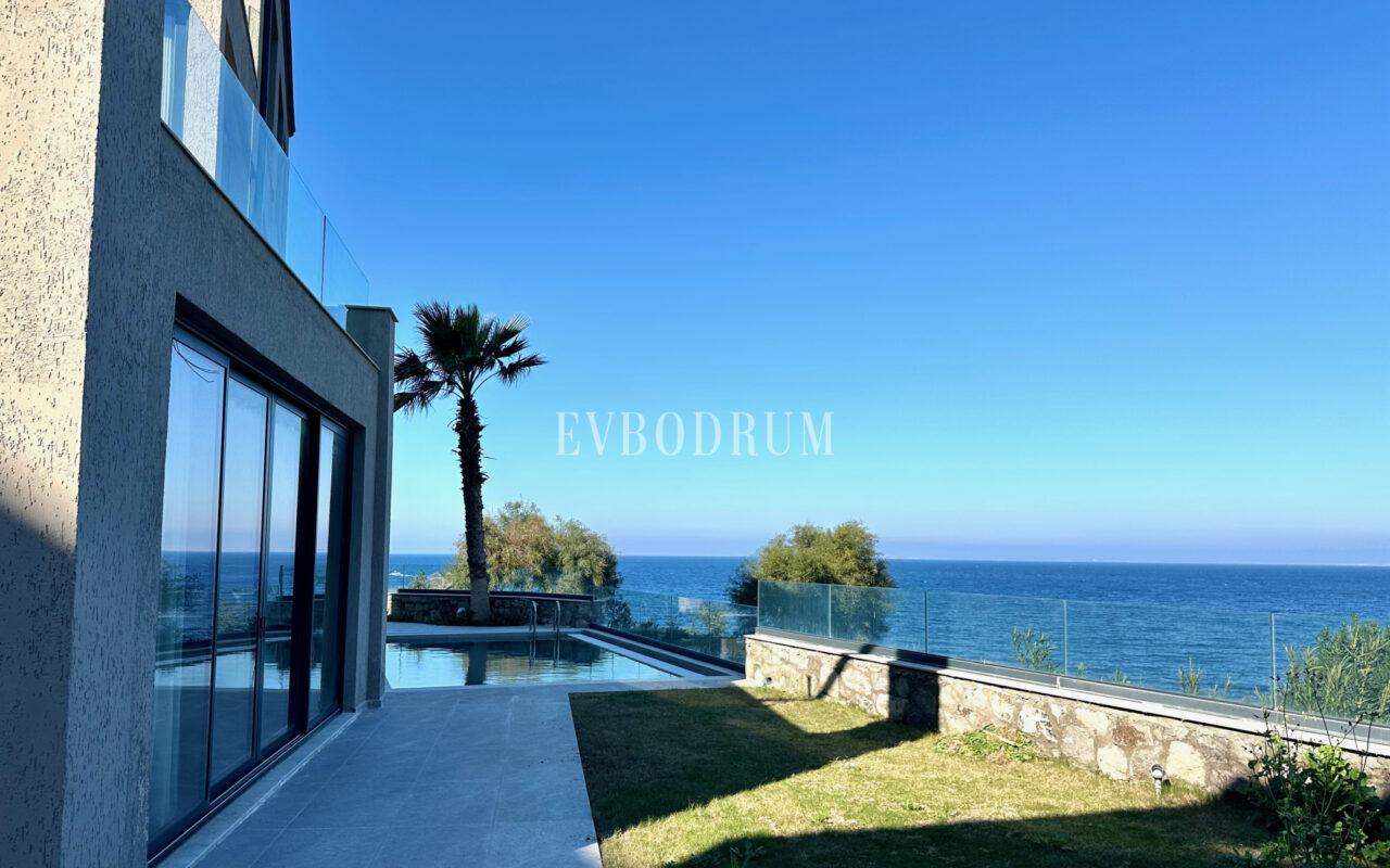 Ön sırada, havuzlu ve plaja erişimli yeni villa