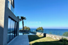 Ön sırada, havuzlu ve plaja erişimli yeni villa