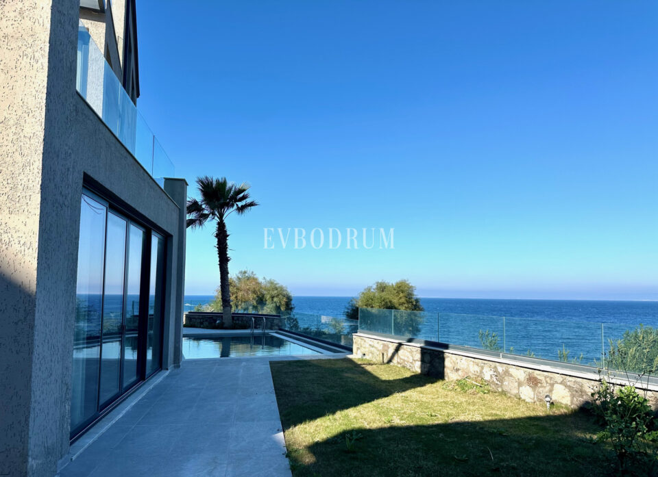 Ön sırada, havuzlu ve plaja erişimli yeni villa – Görsel 13