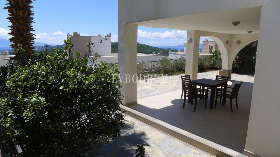 Deniz manzaralı, ortak havuzlu tripleks villa – Görsel 13