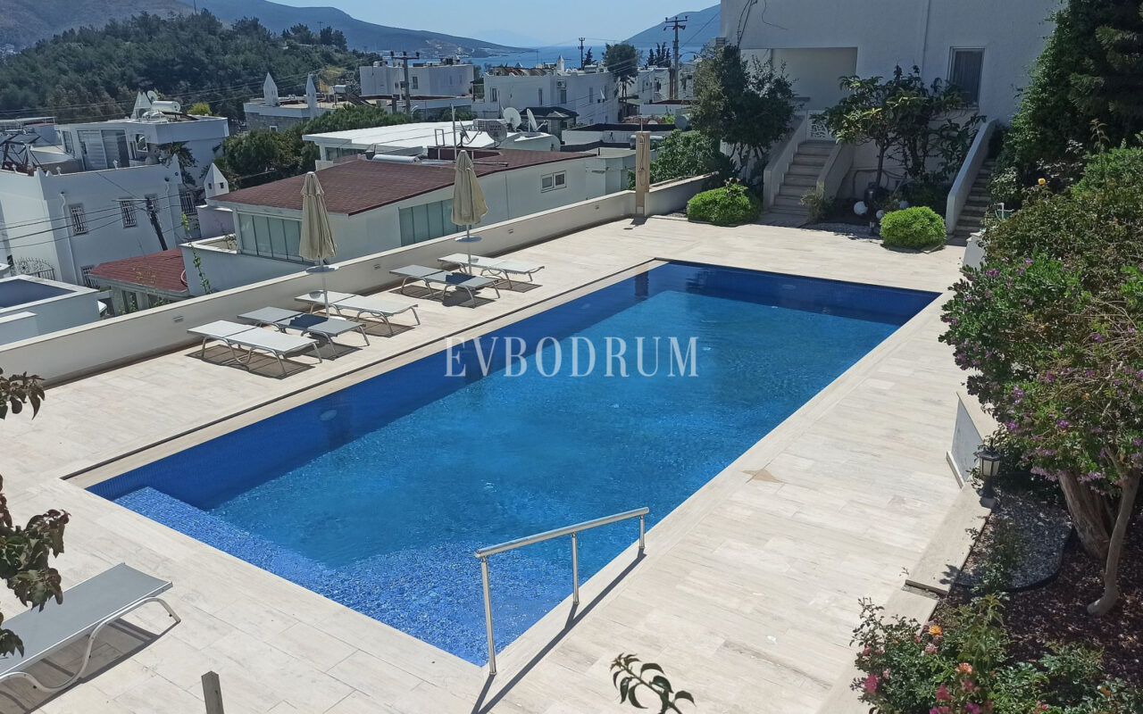 Merkezi lokasyonda, deniz manzaralı ikiz şehir evi